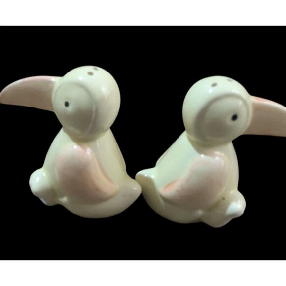 Ceramic Toucan Salt & Pepper Shaker Set Vintage Pastel Pink  Cream Collectible - Picture 2 of 7